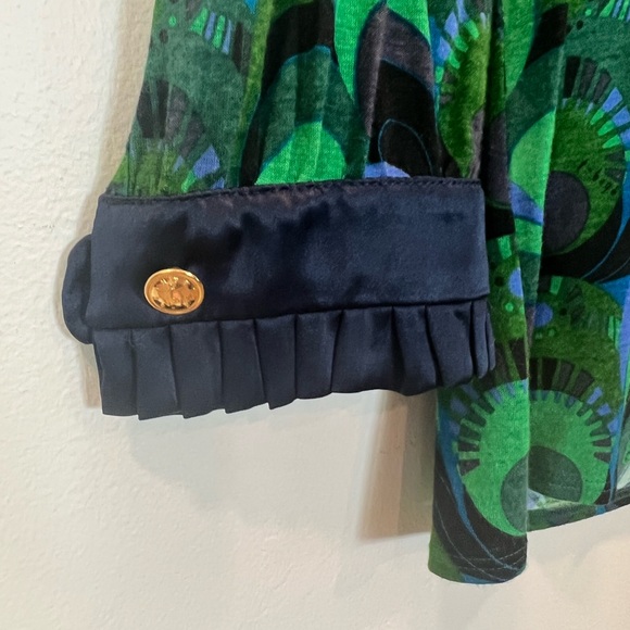 Peacock inspired blouse with pleated placket & cuffs. - Picture 5 of 5